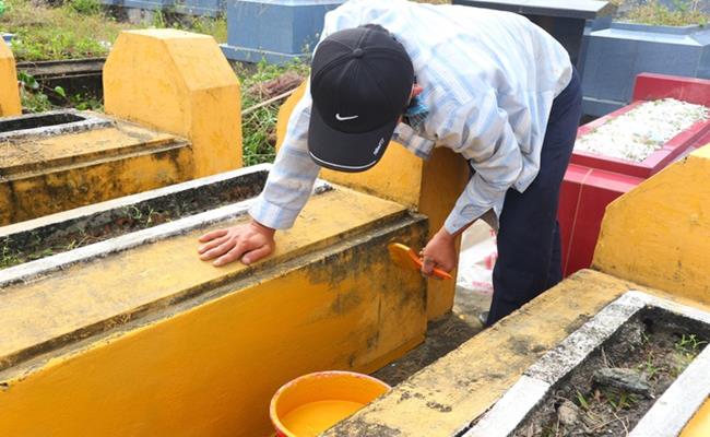 Nhiều người quan niệm việc tảo mộ, chăm sóc mộ phần là hành động tỏ lòng hiếu thảo,tưởng nhớ đến người đã khuất. Với những người ở xa, dù không thể về chăm sóc, thắp hương cho người thân đã mất thì việc thuê người tảo mộ, chỉnh trang mộ phần cũng giúp họ làm tròn chữ hiếu, hướng về tổ tiên.
