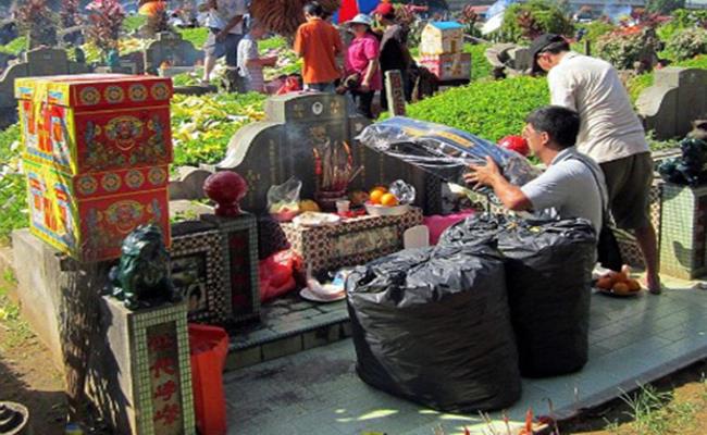 Tiền mua hoa quả, hương và đồ cúng đều đã bao gồm trong gói dịch vụ. Người được thuê sẽ lau chùi, cắm hoa và dọn sạch cỏ của những ngôi mộ.
