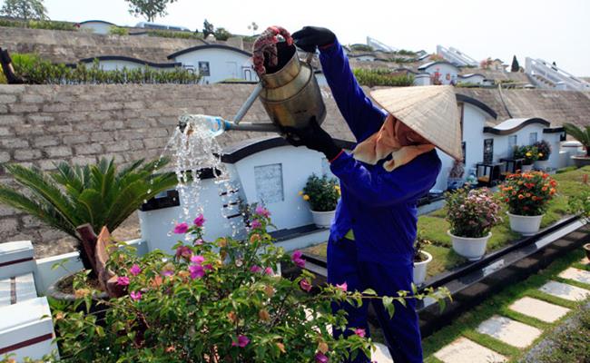 Công việc này thường không có giá cả ổn định, nó phụ thuộc vào kích thước mộ, mức độ công việc mà người thuê yêu cầu và giá thỏa thuận của hai bên.
