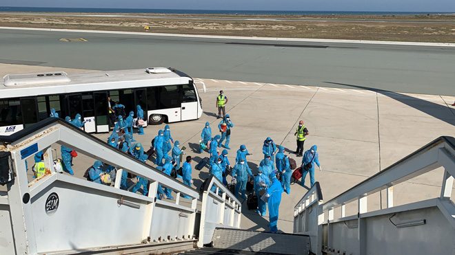 Hành khách di chuyển&nbsp;lên máy bay tại sân bay quốc tế Larnaca (đảo&nbsp;Cyprus).