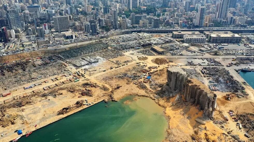 Nổ lớn tạo thành hố sâu ở cảng Beirut (ảnh: AP)