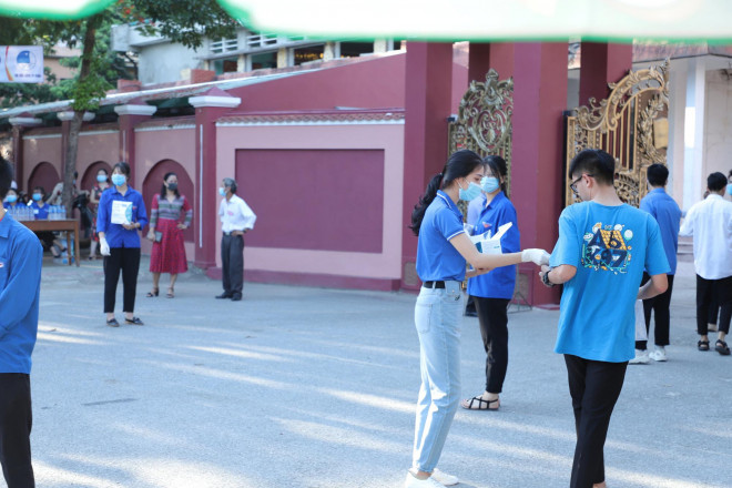 Theo tìm hiểu của Phóng viên, Nguyễn Thị Hoài Thương thành viên của đội thanh niên tình nguyện tại điểm thi trường Huỳnh Thúc Kháng gây chú ý vì vẻ đẹp trong ngày thi đầu tiên THPT quốc gia 2020.