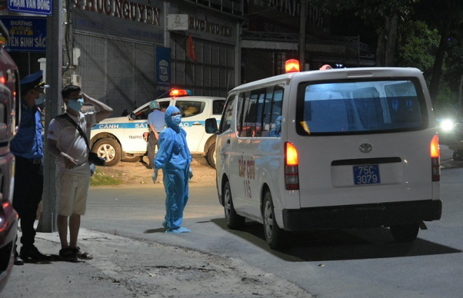 Lực lượng chức năng tiến hành đưa ba tài xế đi cách ly trong đêm. Ảnh: NGUYỄN DO