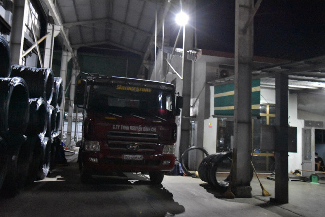 Những chiếc xe xuất phát từ Quảng Nam nhưng được khai báo từ Bình Định. Ảnh: NGUYỄN DO