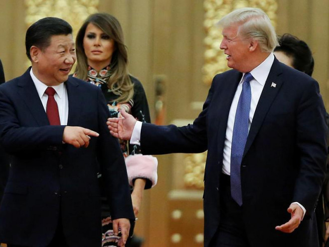 Chủ tịch Trung Quốc Tập Cận Bình (trái) tiếp đón Tổng thống Mỹ Donald Trump (phải) trong chuyến thăm của ông đến Bắc Kinh vào tháng 11-2017. Ảnh: REUTERS