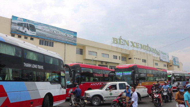 Các tuyến xe đến vùng dịch như Đà Nẵng, Quảng Nam...đã tạm dừng hoạt động ở Bến xe Miền Đông (Ảnh: Huế Xuân)