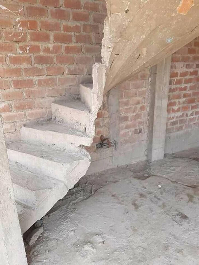 Cầu thang này nhìn thôi đã chóng mặt rồi đứng nói là bước lên.
