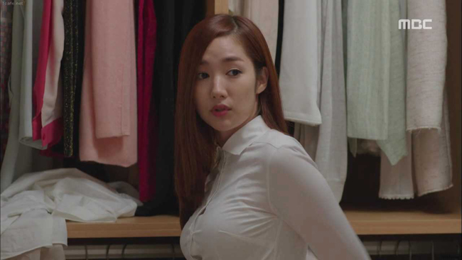 Số đo vòng một lớn khiến Park Min Young vướng những ngại ngần khi mặc áo sơ mi bó sát.
