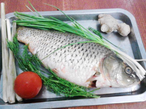 Nhiều người quen ướp gia vị khi hấp cá nhưng phải cho thứ này vào cá mới thơm ngọt, không bị tanh và khô - 1