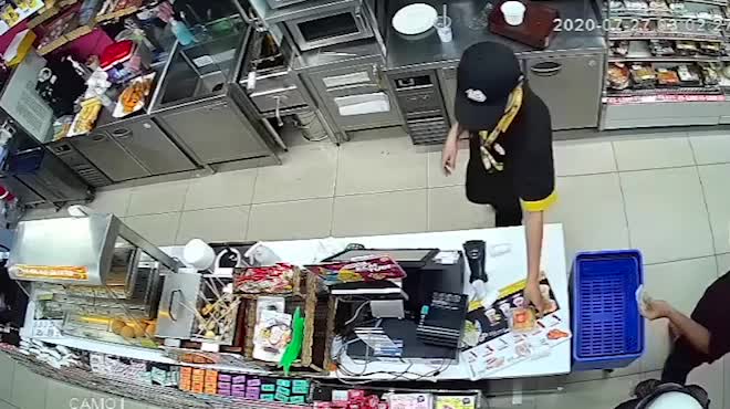 Clip: Phút giáp mặt của nữ nhân viên cửa hàng tiện lợi với kẻ cướp có dao ở TP.HCM