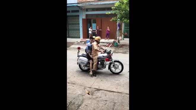 Nam sinh ngủ quên, CSGT và tình nguyện viên đến nhà phá cửa, đón đi thi