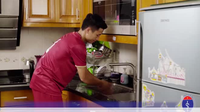 Tuyển thủ Bùi Tiến Dũng hướng dẫn tạo “lá chắn thép” phòng chống COVID-19