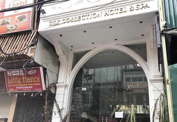 Một khách sạn tên Silk Collection Hotel &amp; Spa tại phố Hàng Gai cũng dán chằng chịt các thông báo tạm thời đóng cửa do ảnh hưởng của dịch Covid-19 - Ảnh: VietnamFinance