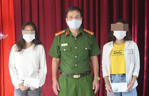 Công an huyện Con Cuông trao quà động viên cho 2 thiếu nữ vừa được giải cứu. Ảnh Minh Tâm.