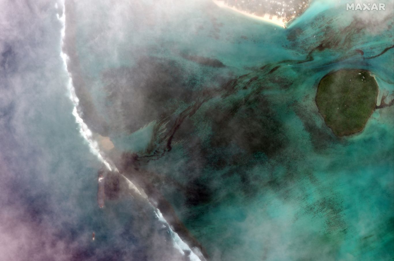 Ảnh chụp toàn cảnh vụ tràn dầu "tồi tệ nhất trong lịch sử" tại vùng biển&nbsp;Mauritius do vệ tinh của&nbsp;Maxar Technologies chụp lại