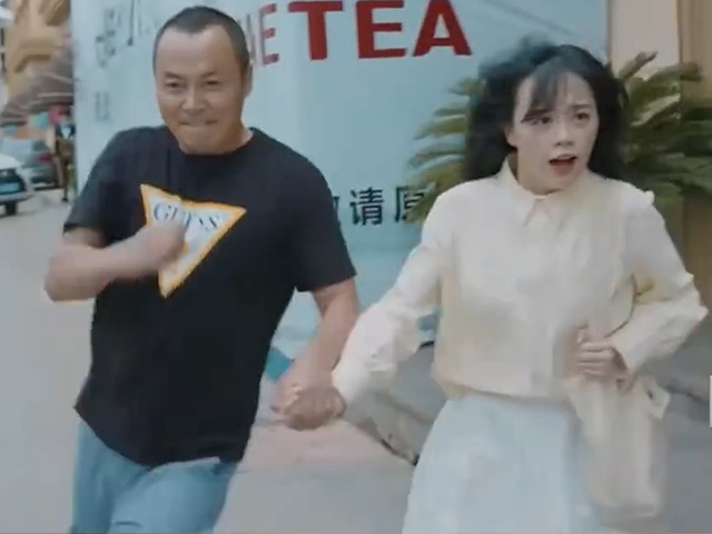 Video Clip Cười - Anh chàng hâm nóng tình cảm với người yêu theo cách mạo hiểm