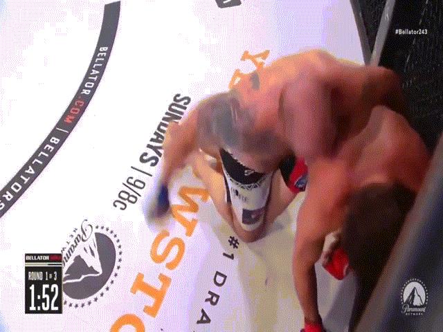 Thể thao - Võ sĩ nặng hơn tạ bị đối thủ cực khỏe đấm "như bổ củi" vào mặt