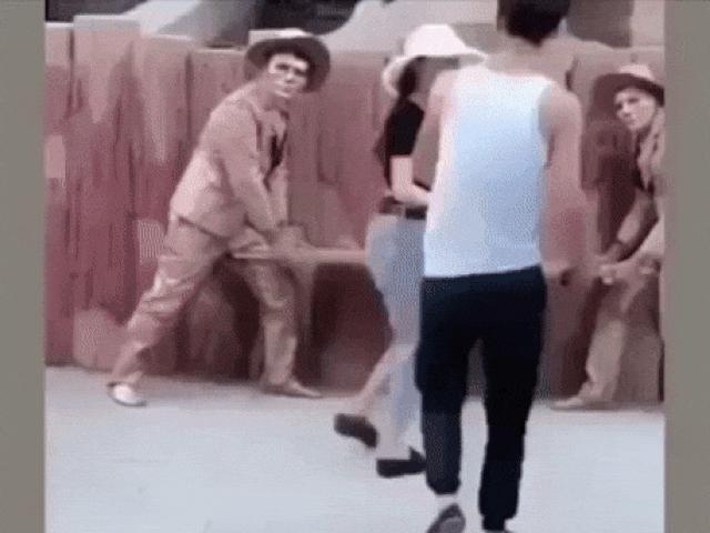 Tranh vui - Đóng giả tượng troll người đi đường và cái kết "sấp mặt"