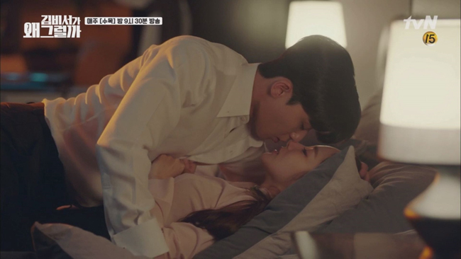 Cảnh hôn ngọt ngào giữa Park Min Young và bạn diễn Park Seo Joon trong phim truyền hình 15+ "Thư ký Kim sao thế" đạt lượng người xem hơn 100 triệu view trên YouTube.
