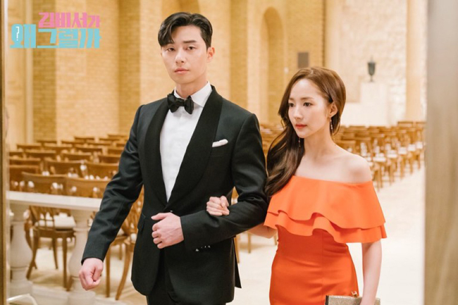 Cặp đôi này tạo được hiệu ứng với người xem ngay từ tập đầu của phim với những màn "thả thính" siêu đỉnh của phó chủ tịch (Park Seo Joon đóng).
