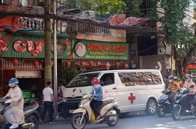 Lực lượng chức năng tạm dừng hoạt động quán bánh đa vợ chồng bệnh nhân Covid-19 từng ăn