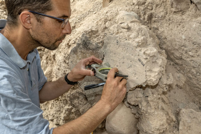 Một nhà khảo cổ đang làm việc tại phế tích Jerusalem cổ đại - ảnh do nhóm nghiên cứu cung cấp