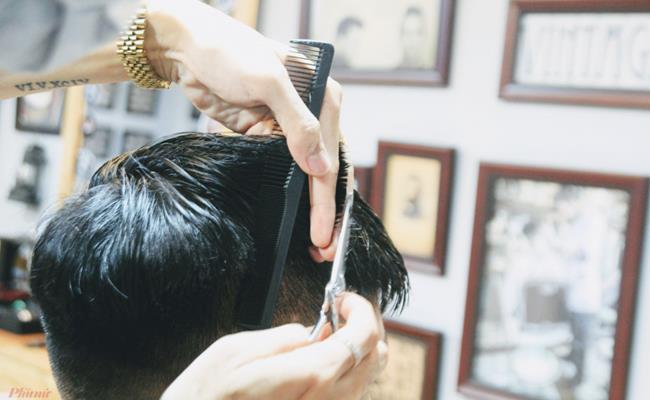 So với việc phải đi ra cửa hàng cắt tóc, đôi khi còn phải xếp hàng chờ đến lượt thì dịch vụ cắt tóc tại nhà hiển nhiên tiết kiệm thời gian hơn rất nhiều.
