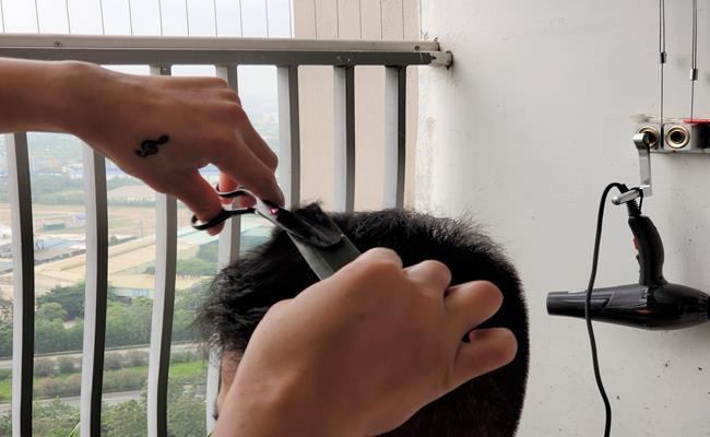 Nếu quãng đường di chuyển tới nhà khách hàng quá xa, thợ cắt tóc có thể sẽ thu thêm phí (mức phí tính theo km). Trong mùa dịch, để đảm bảo an toàn cho khách hàng, thợ cắt tóc sẽ khử khuẩn các dụng cụ cắt tỉa, đồng thời đeo khẩu trang và găng tay khi cắt tóc.
