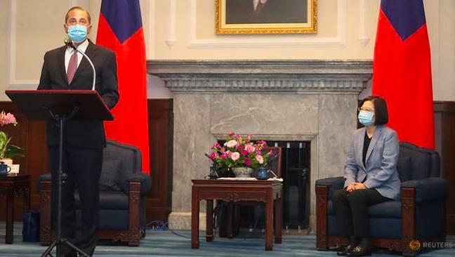 Bộ trưởng Y tế Mỹ Alex Azar (trái) và nhà lãnh đạo Đài Loan Thái Anh Văn trong cuộc họp báo sáng 10/8. (Ảnh: Reuters).