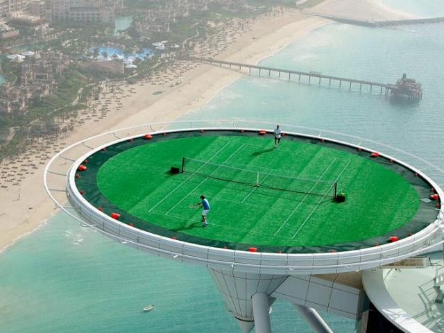Du lịch - 11 cái nhất của khách sạn xa hoa nhất thế giới với sân tennis lơ lửng trên không