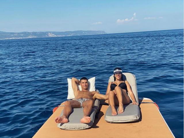 Bóng đá - Ronaldo cùng mỹ nữ nóng bỏng giải sầu, sắp đá vị trí mới ở Juventus