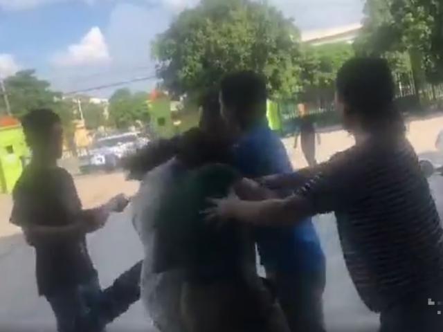 Pháp luật - Clip: Nữ phó giám đốc bị bảo vệ công ty đối tác đánh gục tại chỗ