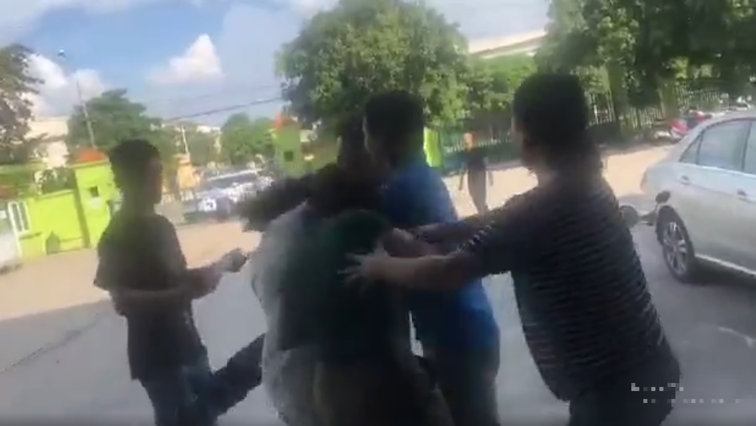 Chị N. và chị Y. bị túm tóc, hành hung khi đi bàn công việc (Ảnh cắt từ clip).