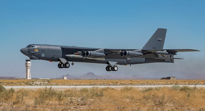 Oanh tạc cơ B-52 mang tên lửa siêu thanh cất cánh trong cuộc thử nghiệm ngày 8.8.