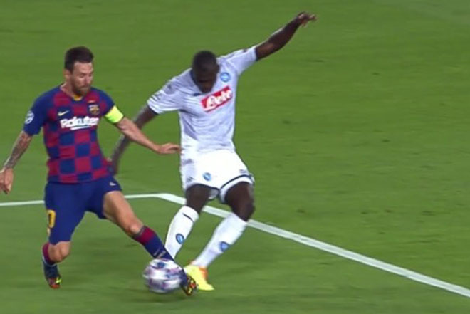Koulibaly mải phá bóng lên và vô tình đá mạnh vào mắt cá chân trái của Messi ở trận lượt về vòng 1/8 Champions League vừa qua&nbsp;
