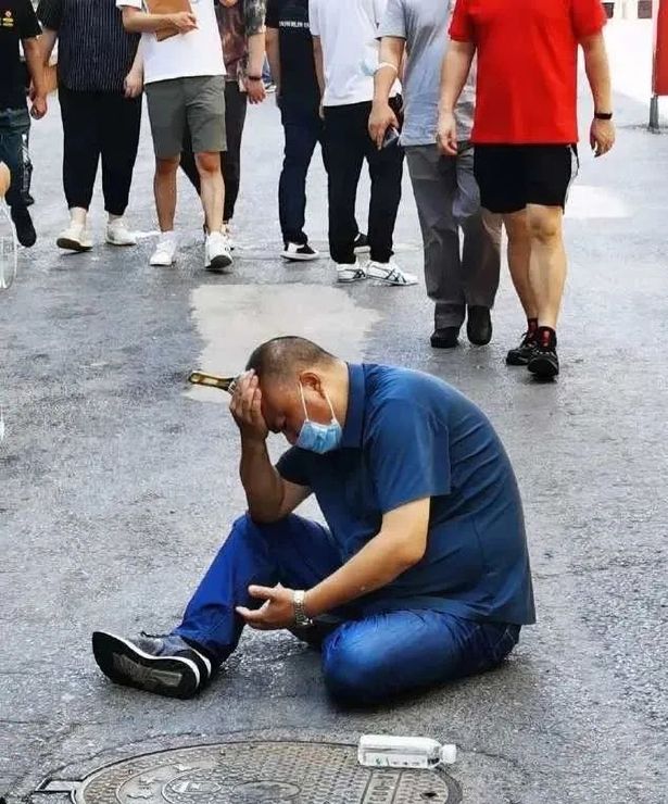 Người đàn ông vẫn tỉnh táo với vết thương gây hãi hùng.