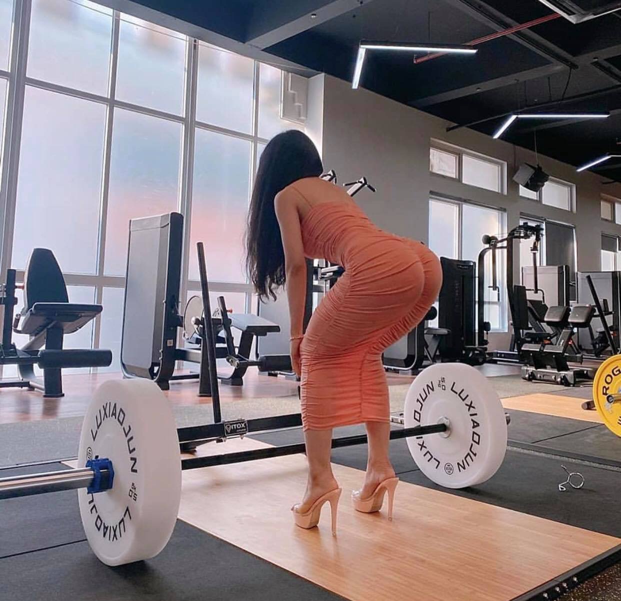 Người đẹp Việt mặc váy rườm rà, guốc cao tập gym với thế "chiếu tướng" người nhìn - 1