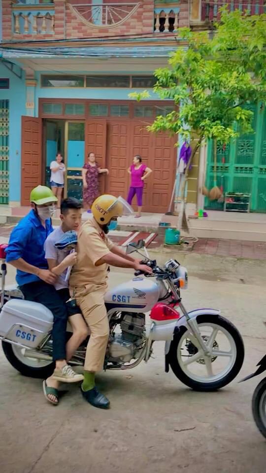 Nam sinh ngủ quên được CSGT và tình nguyện viên đưa đi thi.