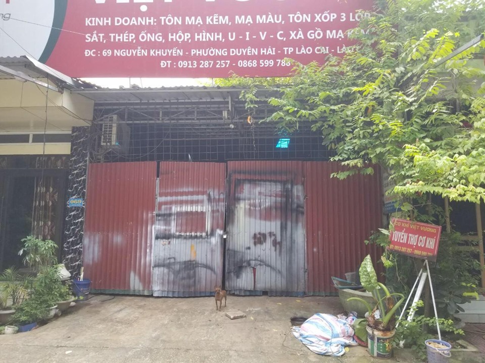 &nbsp;Để gọi được nam sinh dậy đi thi mọi người phải cắt tấm tôn ra để vào gọi.