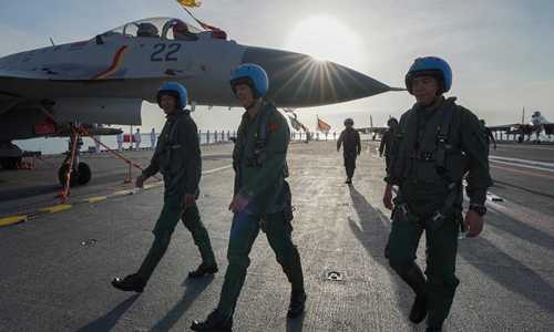 Một nửa số tân binh Trung Quốc tuyển dụng gần đây được đào tạo trở thành phi công lái tiêm kích hạm trên tàu sân bay.
