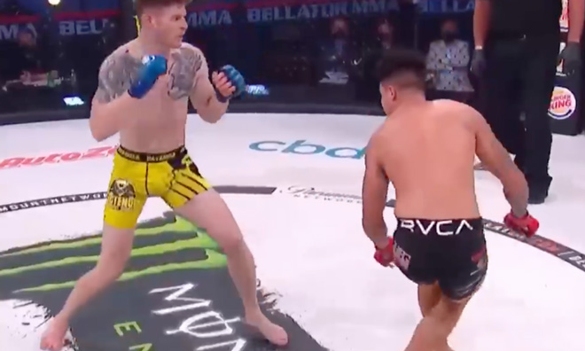 Campbell (trái) tung 8 đòn "phang ống" hạ đối thủ ở hiệp 2 sự kiện&nbsp;Bellator 243