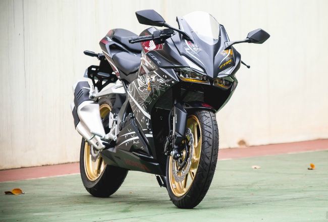 Mới đây nhà phân phối Astra Honda Motor đã trình diện bộ đôi môtô mới 2020 Honda CBR250RR SP Garuda X Samurai và CBR250RR SE SP Garuda X Samurai ra thị trường Indonesia.
