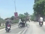 Media - Xôn xao clip nhóm thanh niên đi xe máy lạng lách trước xe ô tô
