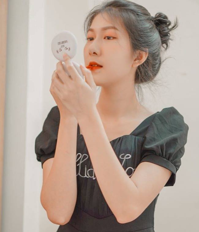 Thí sinh thứ 3 dự thi Hoa hậu Việt Nam 2020 để chứng minh chiếc mũi là "hàng thật", di truyền từ mẹ là Đinh Ngọc Thảo Vy. 
