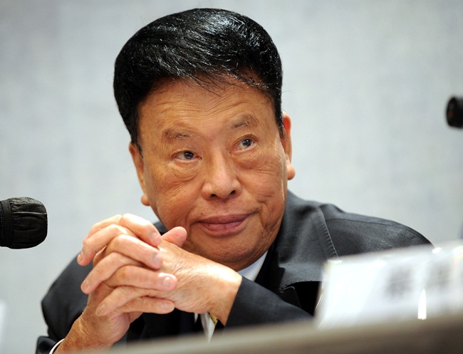 Cố tỷ phú Yu Pang-lin (người Trung Quốc) sinh ra trong một gia đình trung lưu ở Hồ Nam, Trung Quốc hồi năm 1923. Ông là người nổi tiếng với việc hào phóng chi tiền làm từ thiện và đứng trong top 14 nhà từ thiện hàng đầu thế giới năm 2007.
