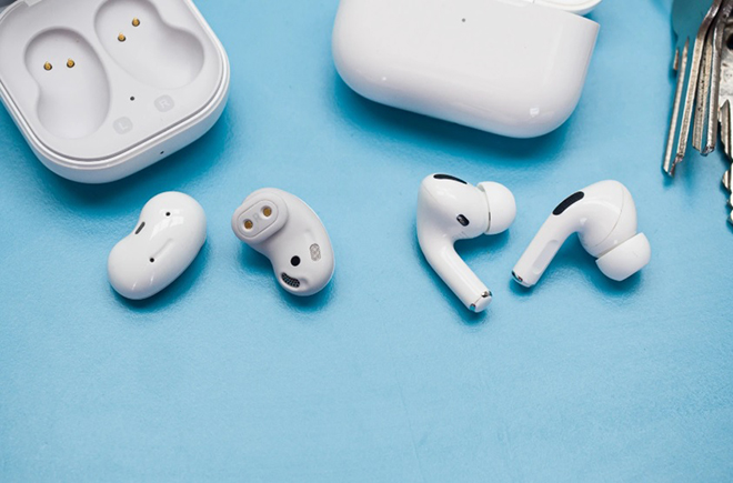 Galaxy Buds Live (trái) và AirPods Pro (phải).