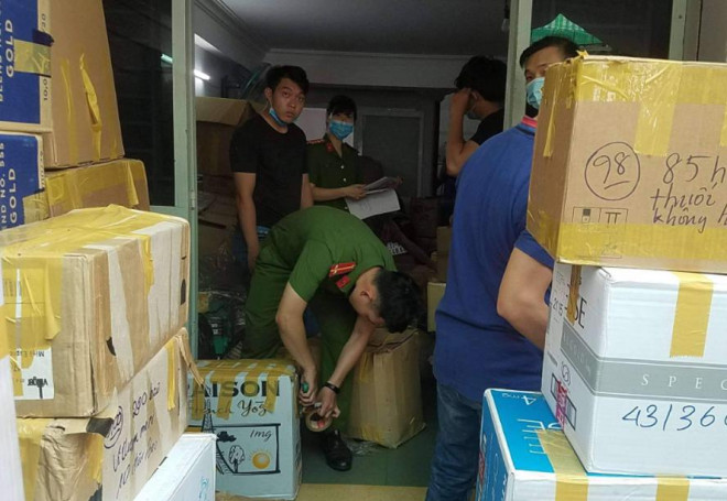 Lực lượng chức năng kiểm tra số thuốc lá nhập lậu và khẩu tra y tế không rõ nguồn gốc tại quận Tân Bình, thành phố Hồ Chí Minh.