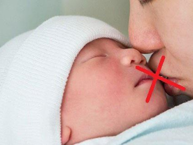 Sức khỏe đời sống - Tạm rời bỏ thói quen ôm hôn để giúp con trẻ an toàn trong mùa COVID-19