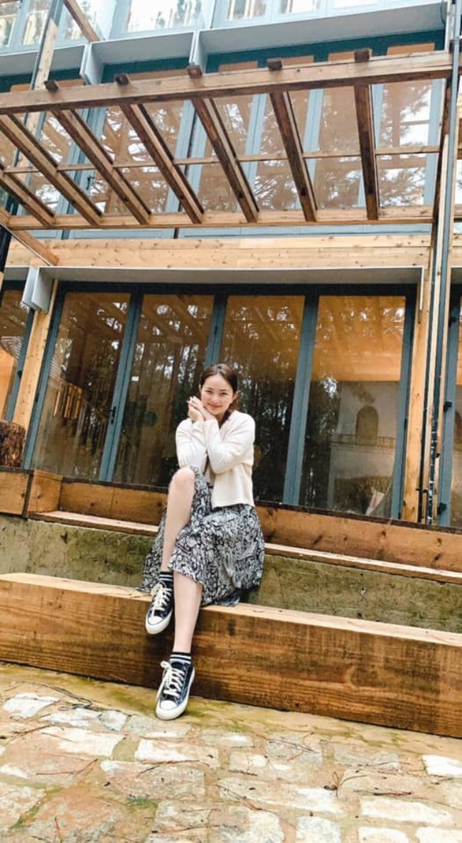 Gần đây nhất, Phan Như Thảo lại khoe hình ảnh căn biệt thự gỗ rộng 800 m2 vừa hoàn thành trên đồi thông ở Đà Lạt. Theo đó, ngôi nhà được xây dựng hoàn toàn bằng gỗ nhập khẩu có vách kính trong suốt, được đại gia Đức An thiết kế theo sở thích của bà xã.
