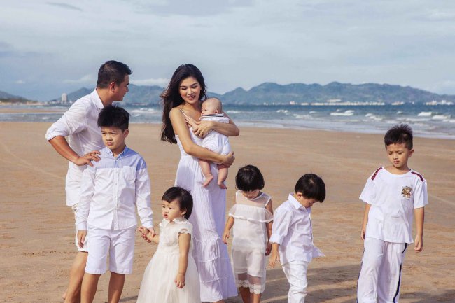 Hiện tại Oanh Yến trở thành “Hoa hậu đông con nhất showbiz” khi có tới 6 người con.
